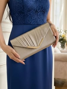 サテンＶメタルクラッチバッグ