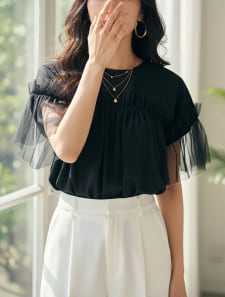 重ねチュールブラウス