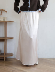 サテンセミフレアスカート