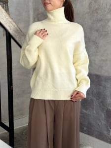 ハイネックゆったりニット