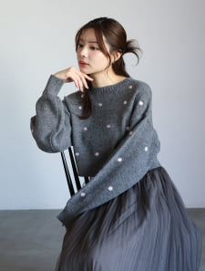 フラワー刺繍ニット