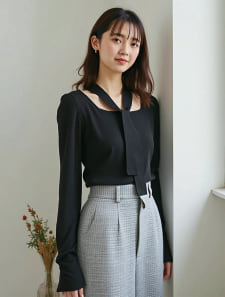 ストラップ付スクエアネックニット