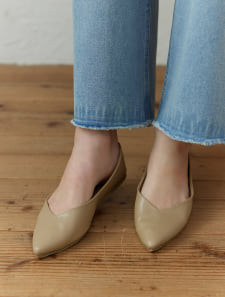 Vカットフラットシューズ