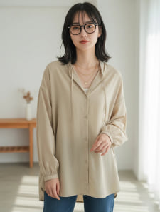 抜き襟デザインブラウス