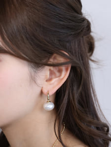 オーバルパールニュアンスフープピアス