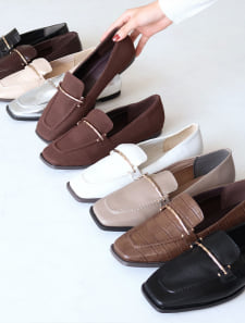 スクエアトゥピースソールビット付きローファー