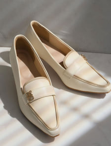 スクエアトゥモノグラム5cmプレートヒール感激ローファーパンプス