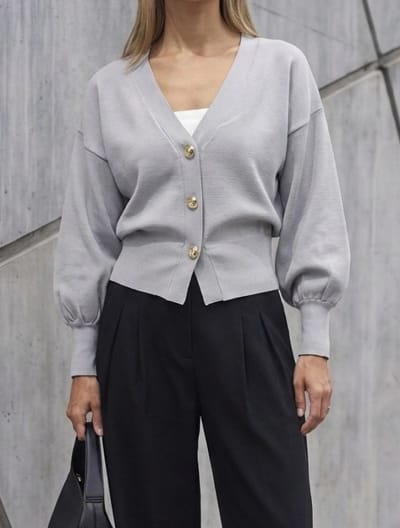 ゴールドボタンVネックニットカーディガン