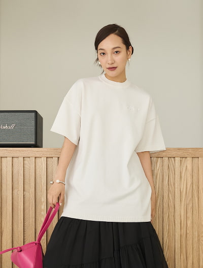 ロゴ刺しゅう入りニットTシャツ