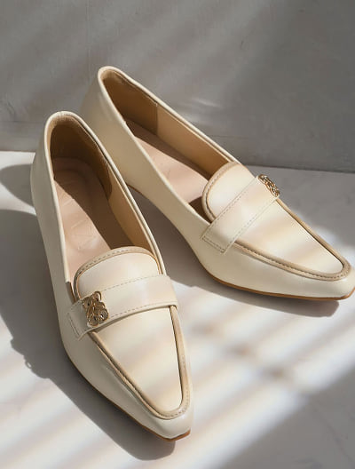 スクエアトゥモノグラム5cmプレートヒール感激ローファーパンプス