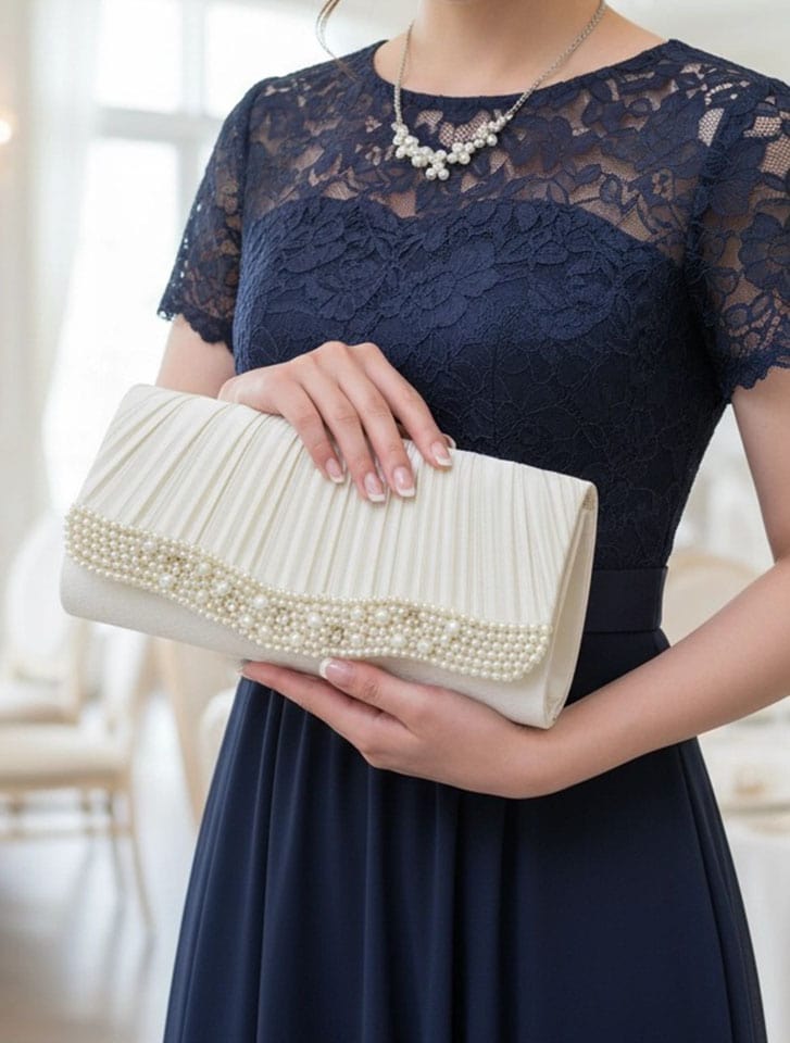 サテンＶラインパールクラッチバッグ