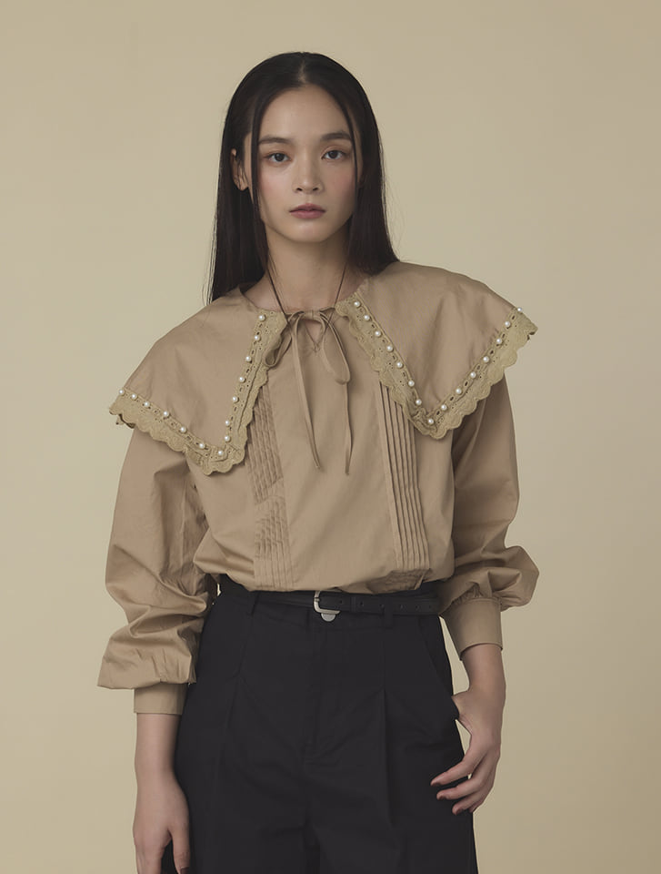 パール付きビッグカラータックブラウス