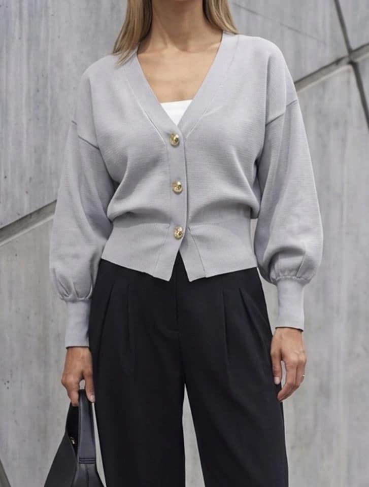 ゴールドボタンVネックニットカーディガン
