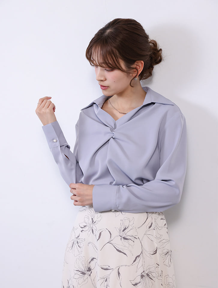 ネックレスチャーム付きツイストブラウス