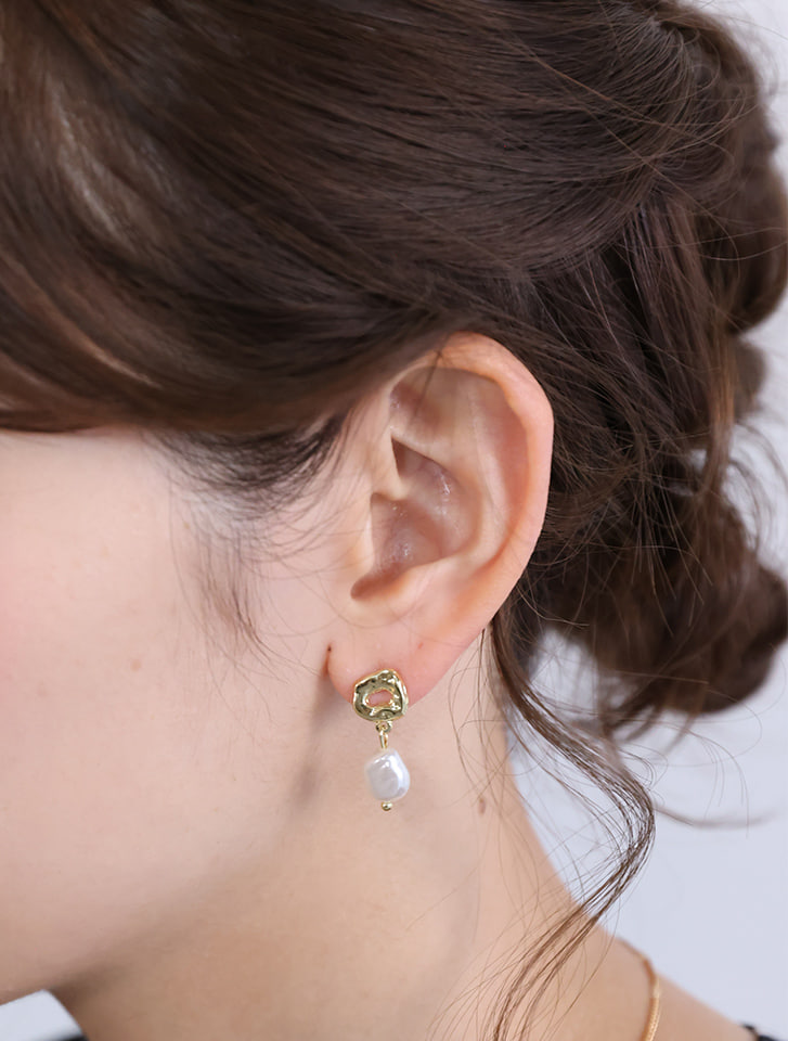 ニュアンスメタルバロックパールピアス