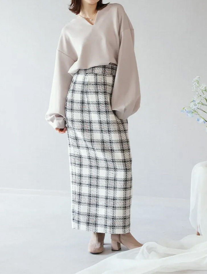 首元がスッキリ見えるダンボールキーネックトップスとチェック柄スカートを合わせた、春のきれいめ通勤コーデ