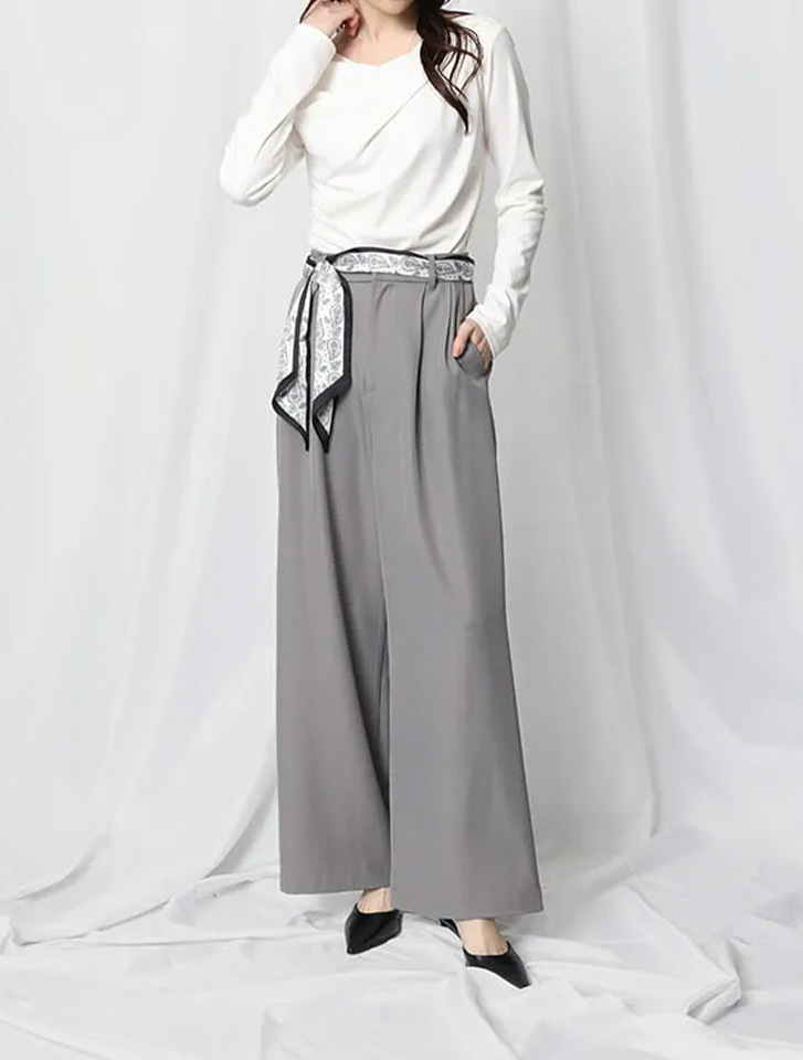 ドレープデザインカットソーにスカーフベルトを添えた、1枚で華やかな印象のレディース・オフィスカジュアル術