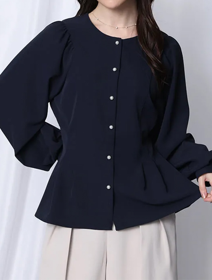 ネイビーのペプラムデザインボリュームスリーブブラウス。プチプラで高見えする大人可愛い春の通勤コーデ