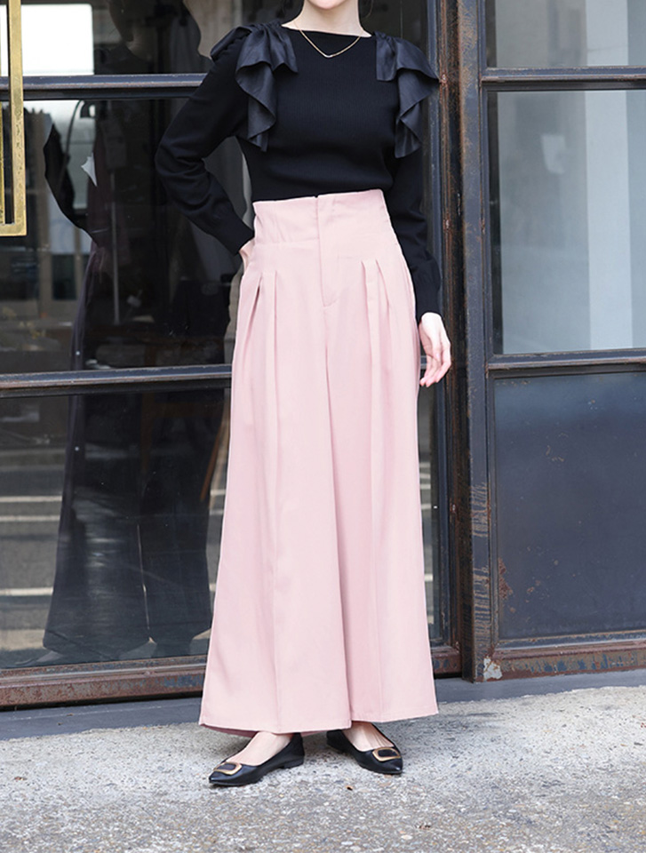 ポケット付ハイウエストスラックスパンツのピンク。U150サイズ展開もあり低身長さんにもおすすめな通勤コーデ