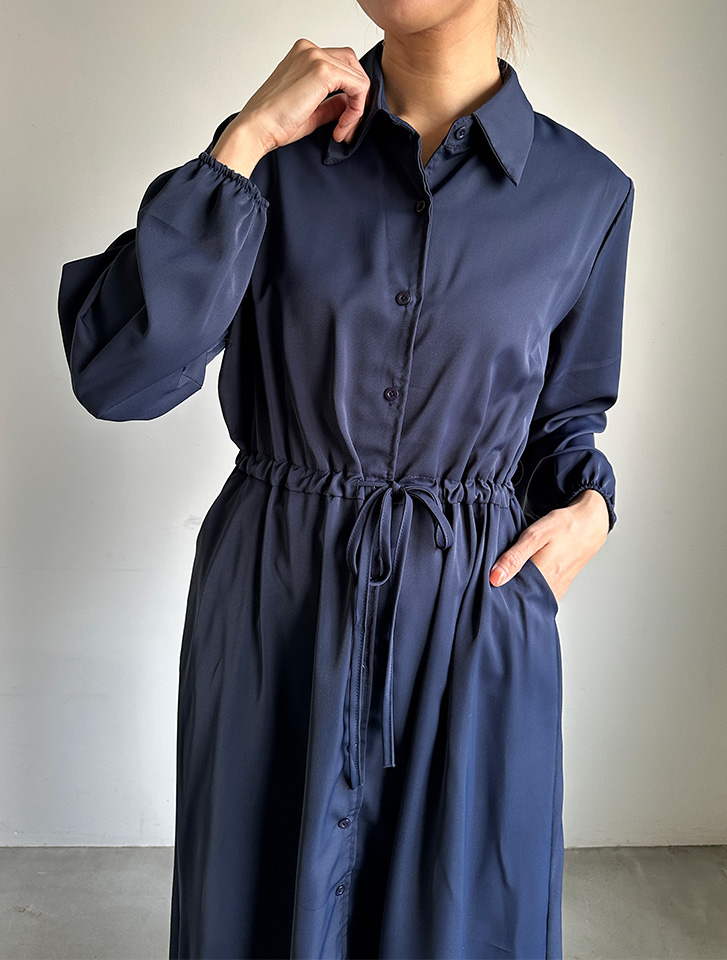 ウエストマークノーブルワンピースのネイビー。プチプラで高見えし、スタイルアップも叶える春のきれいめ通勤コーデ